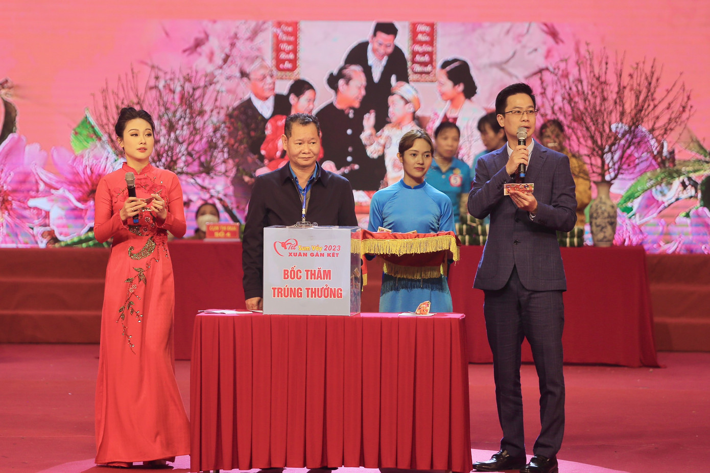 Chương trình bốc thăm trúng thưởng thu hút sự quan tâm rất lớn của công nhân lao động. Mỗi công nhân lao động về dự chương trình đều có mã số dự giải thưởng, được bốc thăm ngẫu nhiên để lựa chọn.