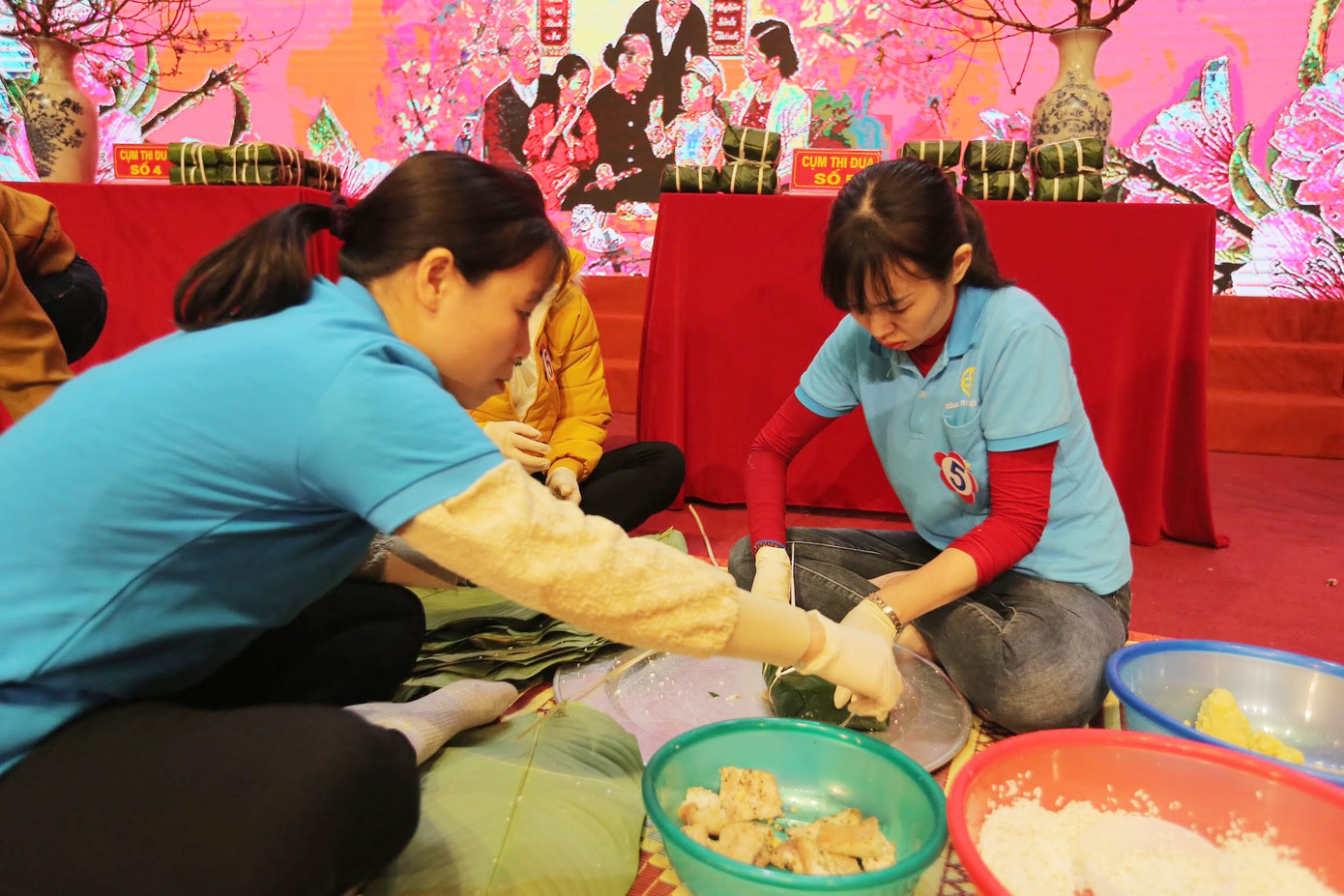 Như thường lệ, chương trình Tết sum vầy hằng năm đều có phần thi gói bánh chưng giữa các cụm thi đua của công nhân, lao động.