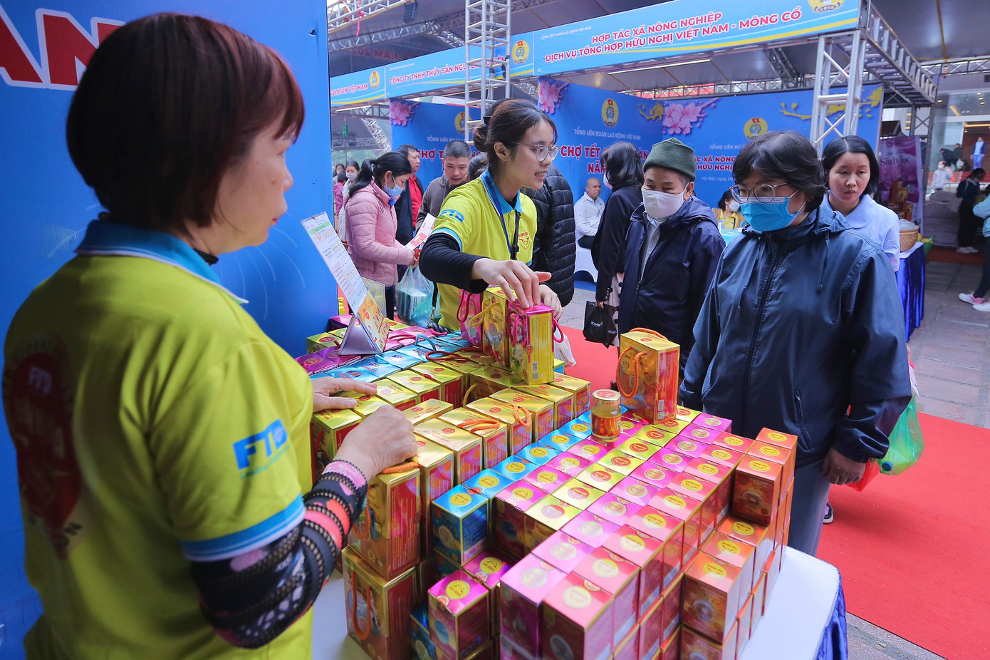 Trong khuôn khổ chương trình Tết sum vầy cũng có các gian hàng bán các mặt hàng thiết yếu, đặc biệt, có các gian hàng 0 đồng để hỗ trợ các công nhân, lao động có hoàn cảnh khó khăn dịp Tết đến, xuân về.