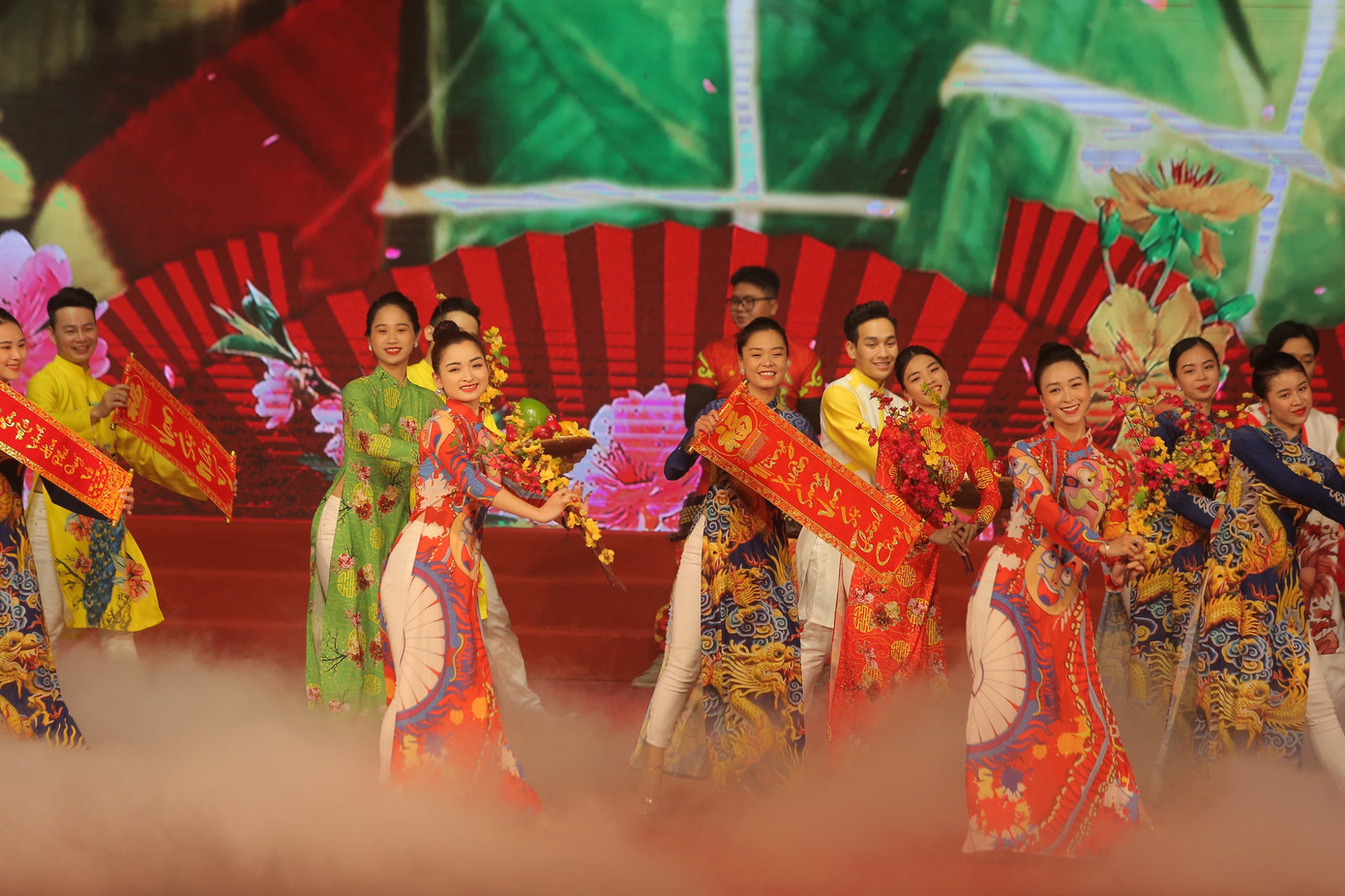 Tham gia chương trình có 1.000 công nhân đại diện cho trên 2,5 triệu đoàn viên công đoàn, công nhân lao động toàn thành phố. Trong ảnh là một tiết mục văn nghệ tại chương trình.