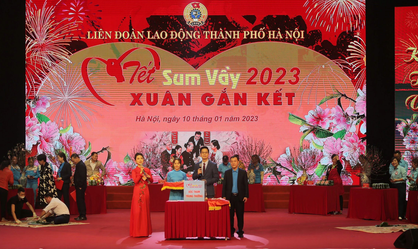 Đồng thời với phần thi gói bánh chưng, chương trình Tết sum vầy cũng tổ chức bốc thăm trúng thưởng với hàng chục phần quà có giá trị thiết yếu với đời sống công nhân lao động như nồi cơm điện, máy xay sinh tố, trong đó giải nhất là một chiếc xe máy trị giá 25 triệu đồng...