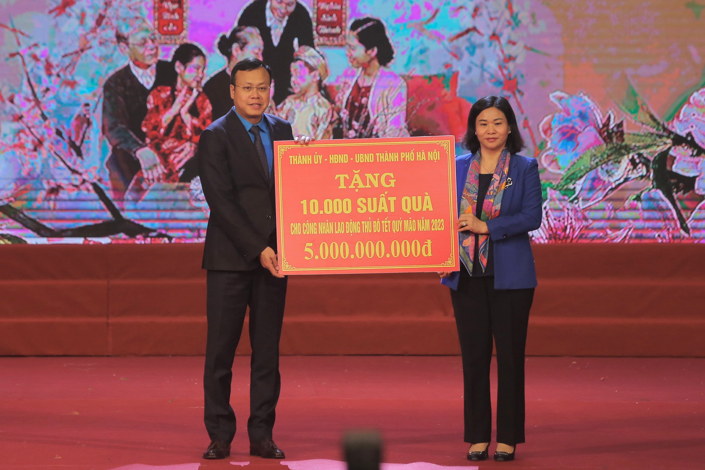 Phó Bí thư Thường trực Thành uỷ Hà Nội Nguyễn Thị Tuyến đánh giá cao chương trình Tết sum vầy - vốn được Hà Nội tổ chức thường niên mỗi dịp cuối năm. Theo bà Tuyến, chủ đề Xuân gắn kết rất thiết thực, ý nghĩa, nêu cao tinh thần đoàn kết giữa các cấp Công đoàn; giữa Công đoàn với đoàn viên, công nhân, lao động; giữa người lao động với nhau, vượt qua mọi khó khăn, thử thách để đón mùa xuân mới. Trong ảnh, bà Tuyến thay mặt lãnh đạo thành phố Hà Nội tặng biển tượng trưng 10.000 suất quà cho công nhân lao động Thủ đô dịp Tết Quý Mão 2023.