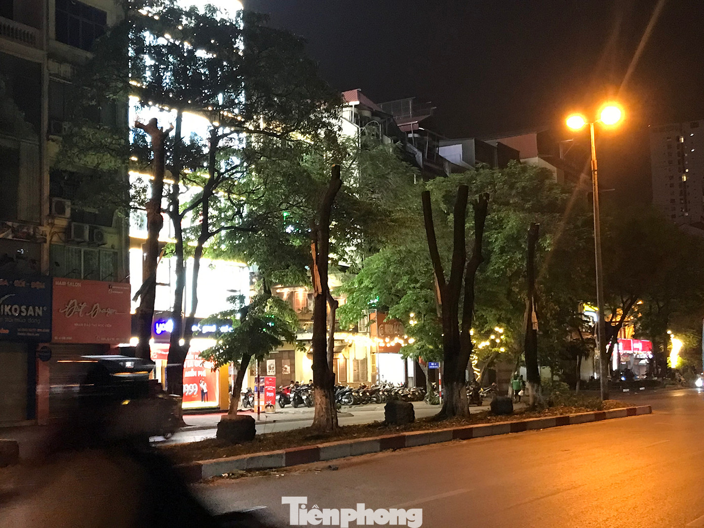 Mấy ngày nay, nhiều cây xanh đã nhiều năm tuổi bị cắt ngọn, chặt cành ở dải phân cách giữa đường Kim Đồng (Hoàng Mai, Hà Nội). Ảnh: Trường Phong.