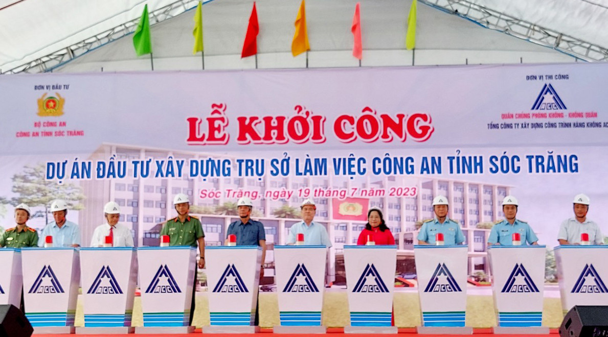 Các đại biểu thực hiện nghi thức ấn nút khởi xây dựng công dự án trụ sở làm việc Công an tỉnh Sóc Trăng. Các đại biểu thực hiện nghi thức ấn nút khởi xây dựng công dự án trụ sở làm việc Công an tỉnh Sóc Trăng.