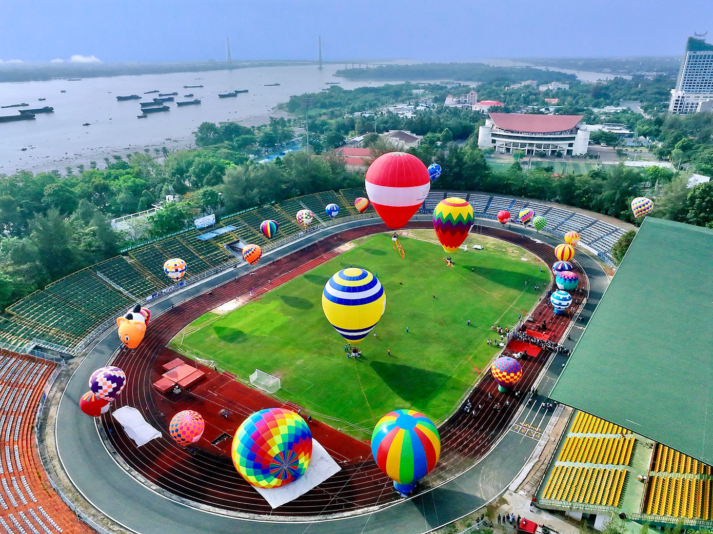Toàn cảnh Lễ hội Khinh khí cầu sáng 30/4 tại Sân vận động Cần Thơ. Ảnh: RICE Entertaiment.