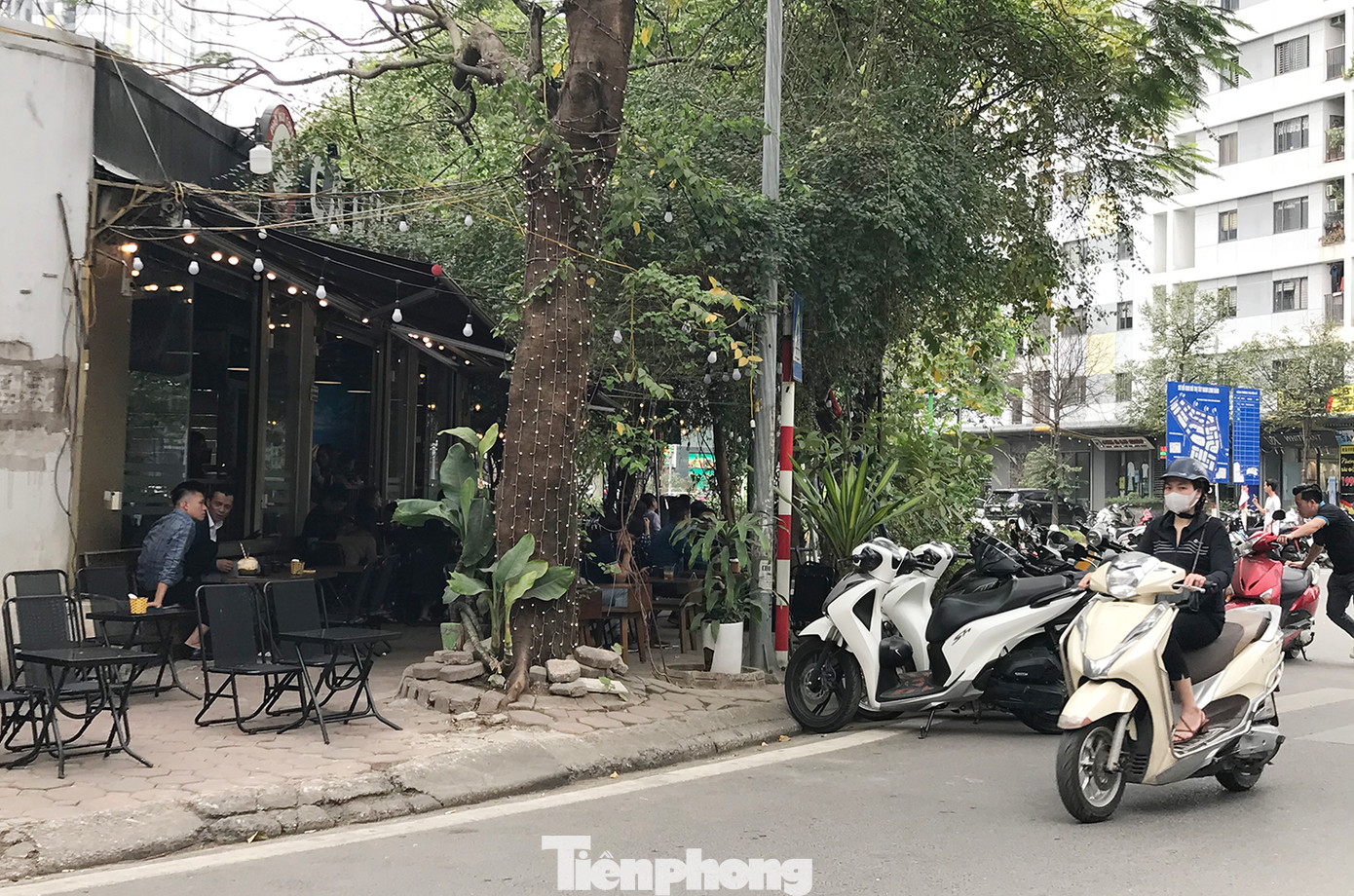 Đáng chú ý, Hà Nội hiện đang thực hiện rất quyết liệt "chiến dịch" đòi lại vỉa hè, lòng đường, nên những tồn tại, vi phạm tại Khu đô thị Linh Đàm gây nhiều bức xúc trong dư luận. Ảnh: Trường Phong