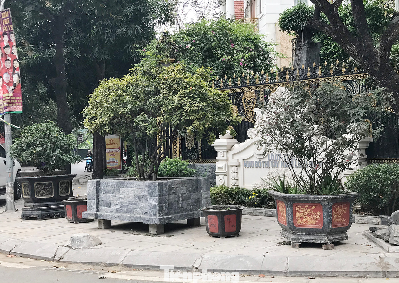 Không chỉ có hàng quán lấn vỉa hè làm diện tích kinh doanh, để phương tiện, nhiều vỉa hè được đặt những chậu cây rất to, chiếm gần như toàn bộ diện tích vỉa hè trong khu đô thị Linh Đàm. Ảnh: Trường Phong