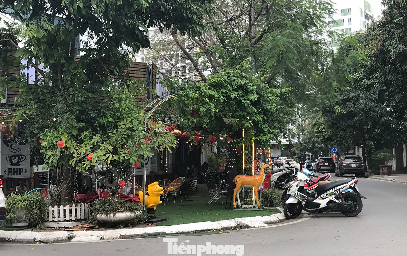 Nhiều hàng quán chiếm dụng gần như trọn vẹn vỉa hè, không có chỗ dành cho người đi bộ. Ảnh: Trường Phong