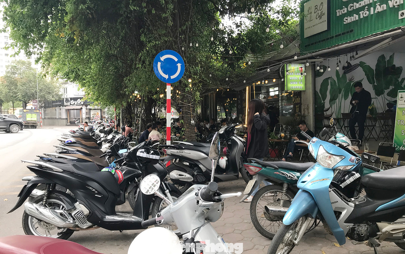 Nhiều hàng quán lấn chiếm vỉa hè làm địa điểm kinh doanh, buôn bán, xe cộ xếp dày đặc dưới lòng đường. Ảnh: Trường Phong