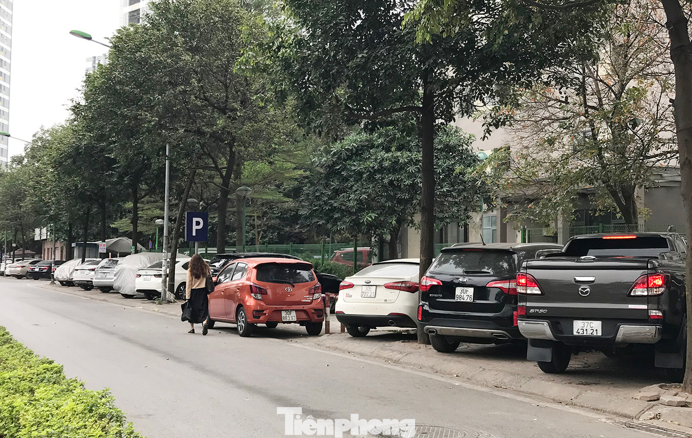 Một điểm đỗ xe sử dụng hết vỉa hè, đẩy người đi bộ xuống lòng đường ở khu đô thị Linh Đàm. Ảnh: Trường Phong