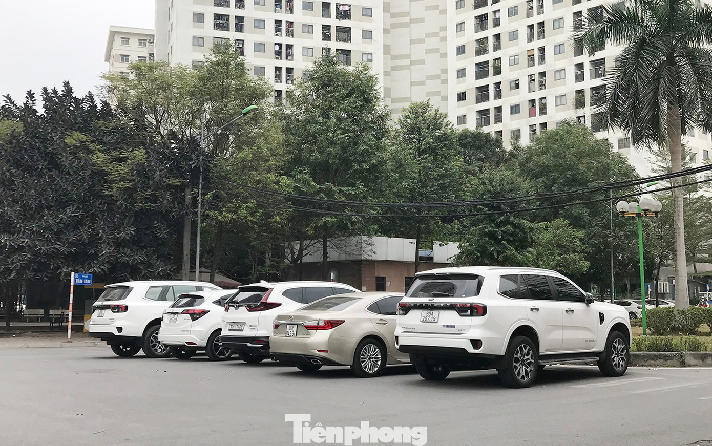 Một loạt ô tô dừng đỗ dưới lòng đường. Ảnh: Trường Phong