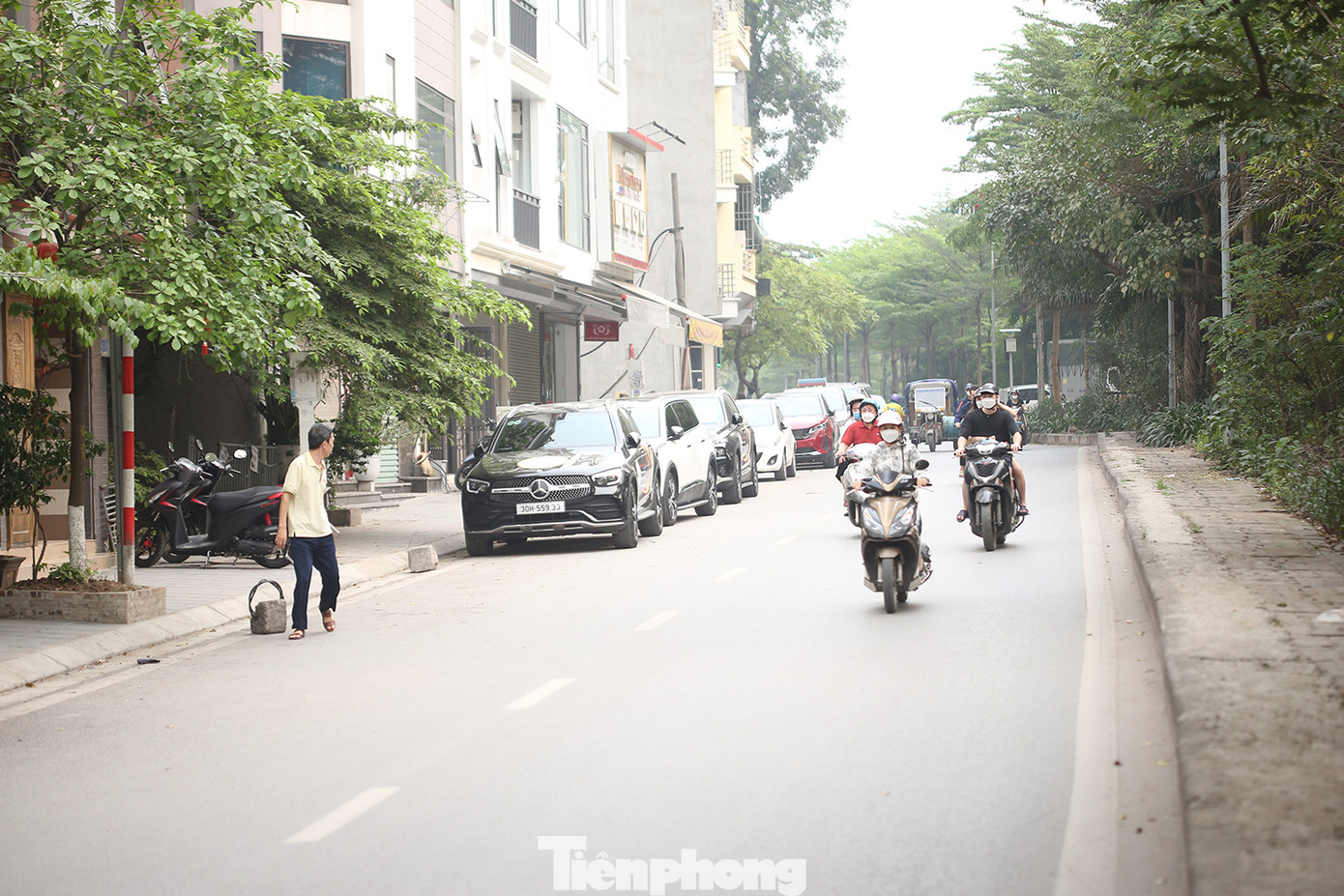 Xe ô tô đỗ thành hàng, lấn chiếm lòng đường Bưởi.