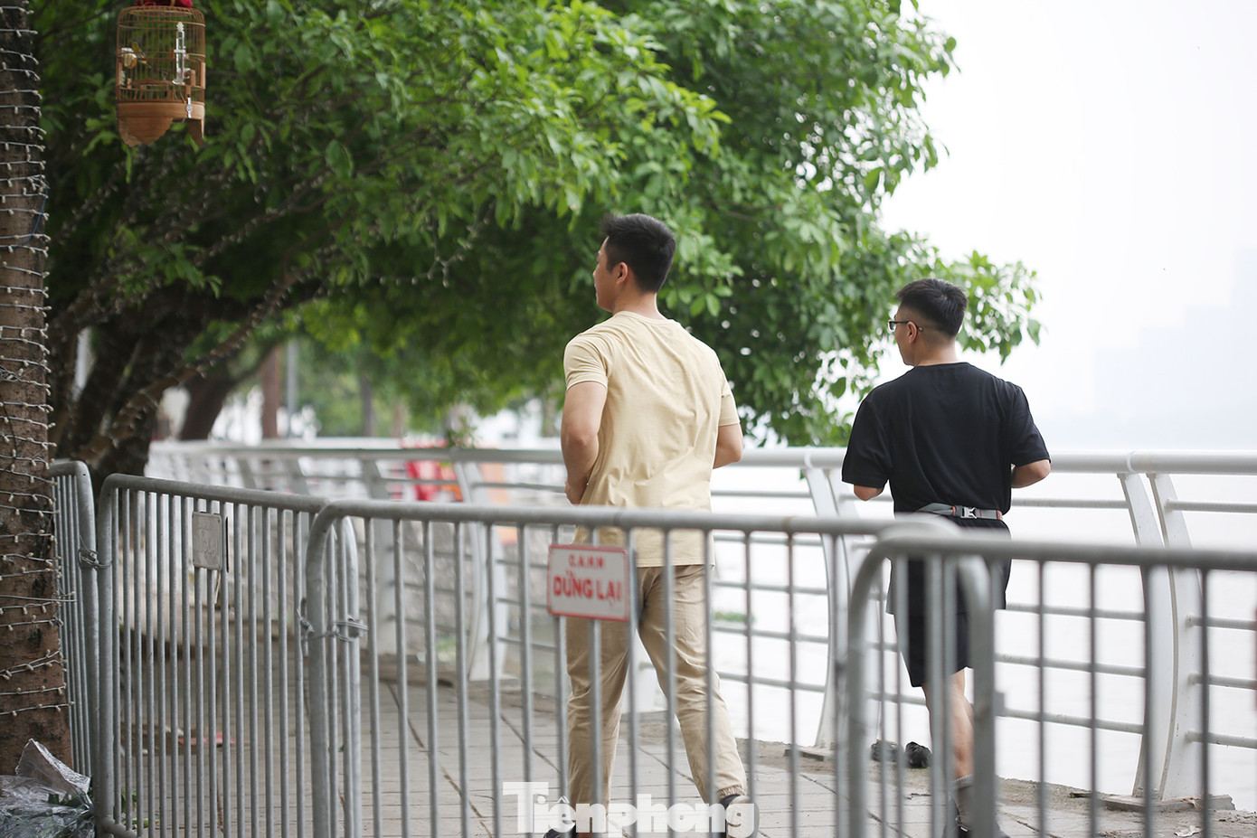 Một đoạn vỉa hè giáp với hồ Tây cũng được rào kín để chống lấn chiếm, tạo điều kiện cho người dân tập thể dục thể thao.