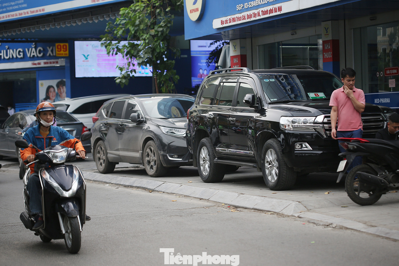 Không chỉ vậy, các phương tiện dừng đỗ cũng là một trong những nguyên nhân ảnh hưởng đến kết cấu, tuổi thọ vỉa hè.