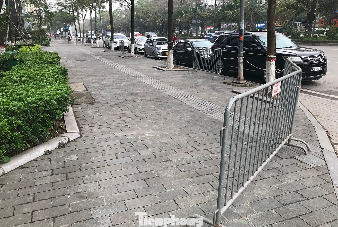 Đoạn vỉa hè rộng rãi giáp với đường Võ Chí Công của Khu liên cơ trở nên thoáng đãng, hoàn toàn không còn xe dừng, đỗ.