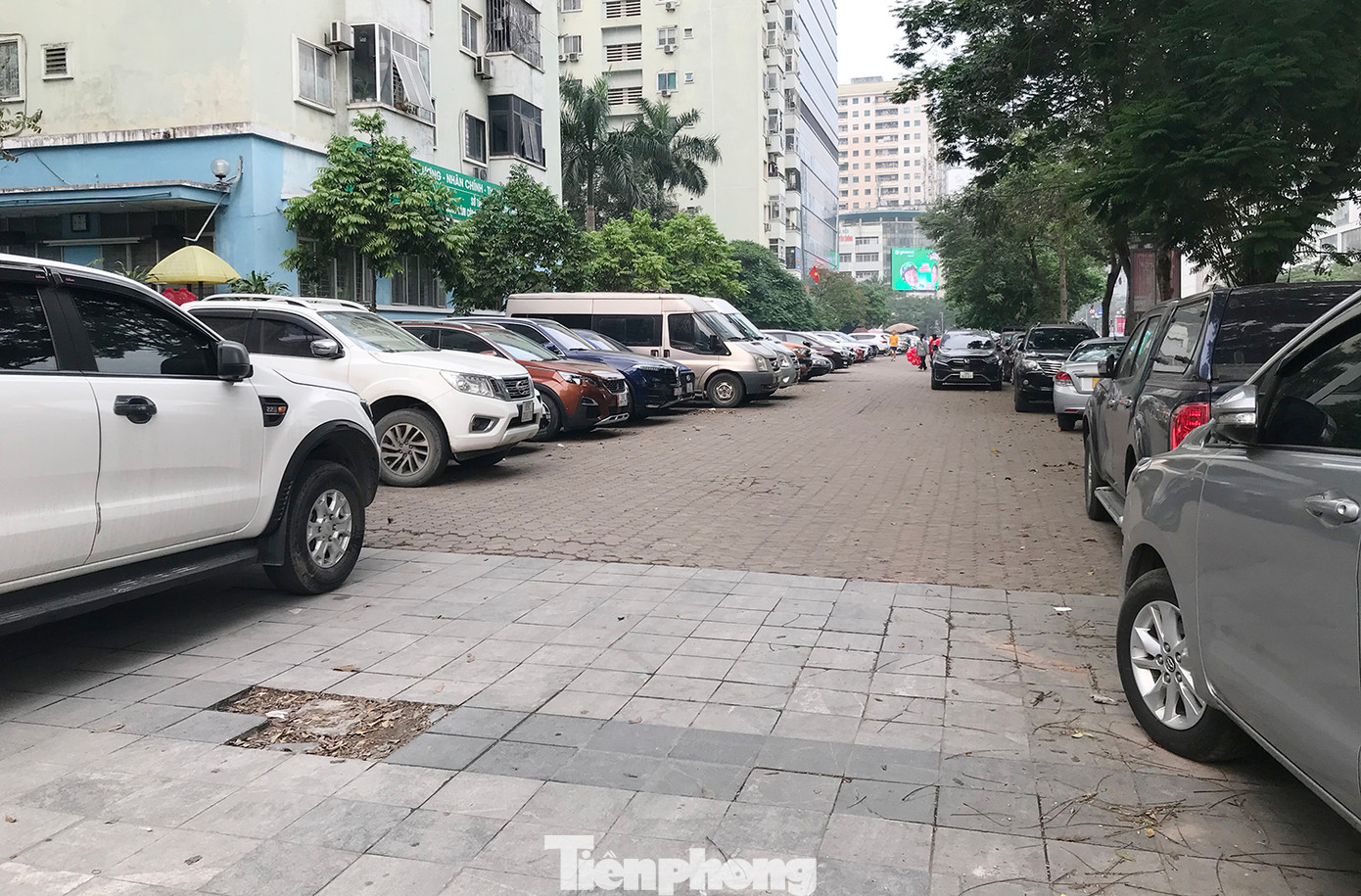 Loạt ô tô dừng đỗ trên vỉa hè đường Lê Văn Lương.