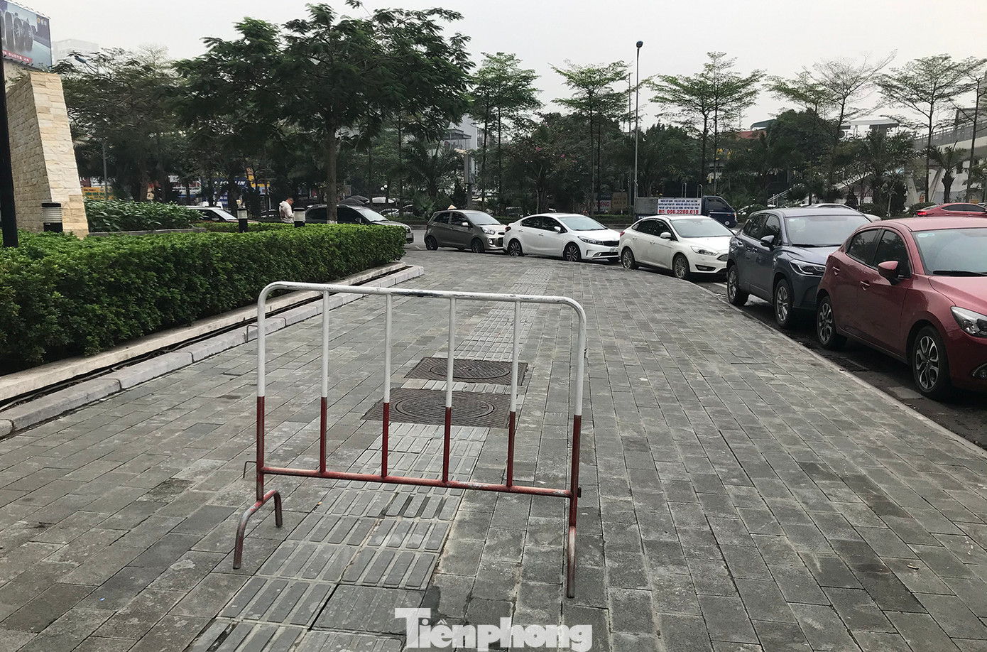 Một số tấm biển cảnh báo cũng được dựng lên để ngăn cản ô tô dừng, đỗ trên vỉa hè xung quanh Khu liên cơ Võ Chí Công.