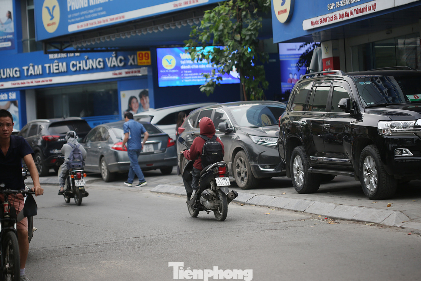 Tuy nhiên, trên địa bàn thành phố, nhiều đoạn vỉa hè vẫn la liệt các phương tiện dừng, đỗ, lấn chiếm không gian dành cho người đi bộ.