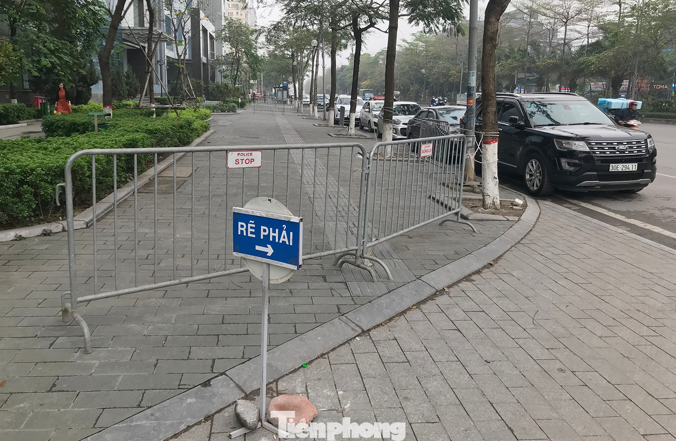 Rào vỉa hè trước khu Liên cơ Võ Chí Công, Hà Nội. Ảnh: Trường Phong Rào vỉa hè trước khu Liên cơ Võ Chí Công, Hà Nội. Ảnh: Trường Phong