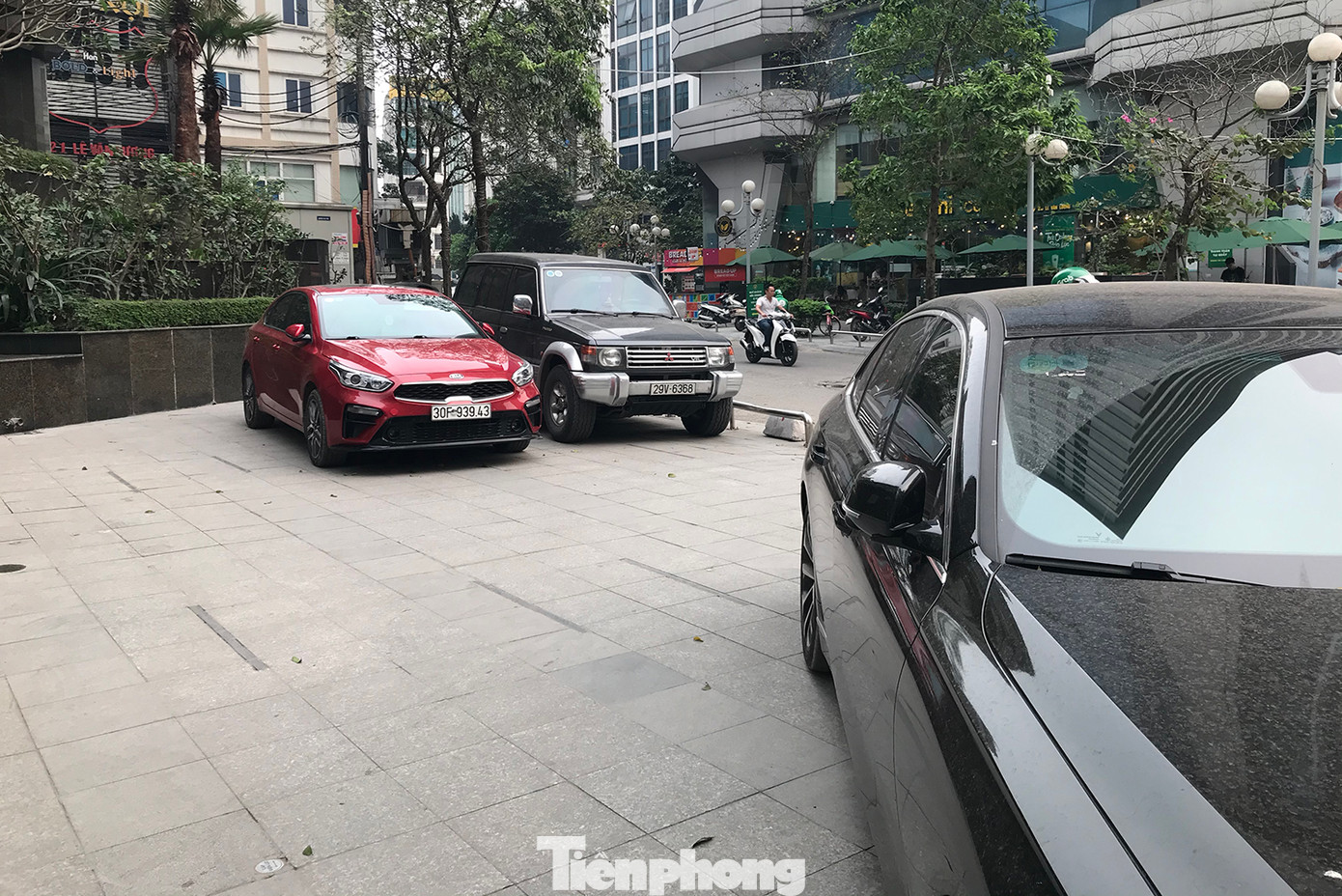 Ô tô dừng đỗ trên vỉa hè một chung cư trên đường Lê Văn Lương.