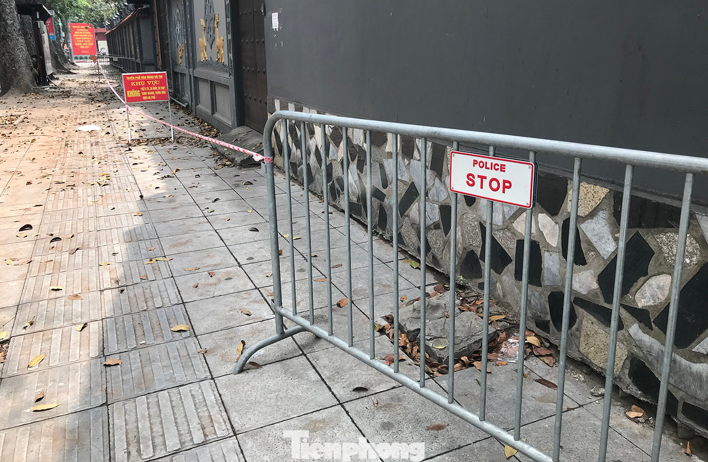 Một đoạn vỉa hè trên phố Bà Triệu (Hai Bà Trưng) cũng được rào chắn để chống các phương tiện dừng, đỗ.