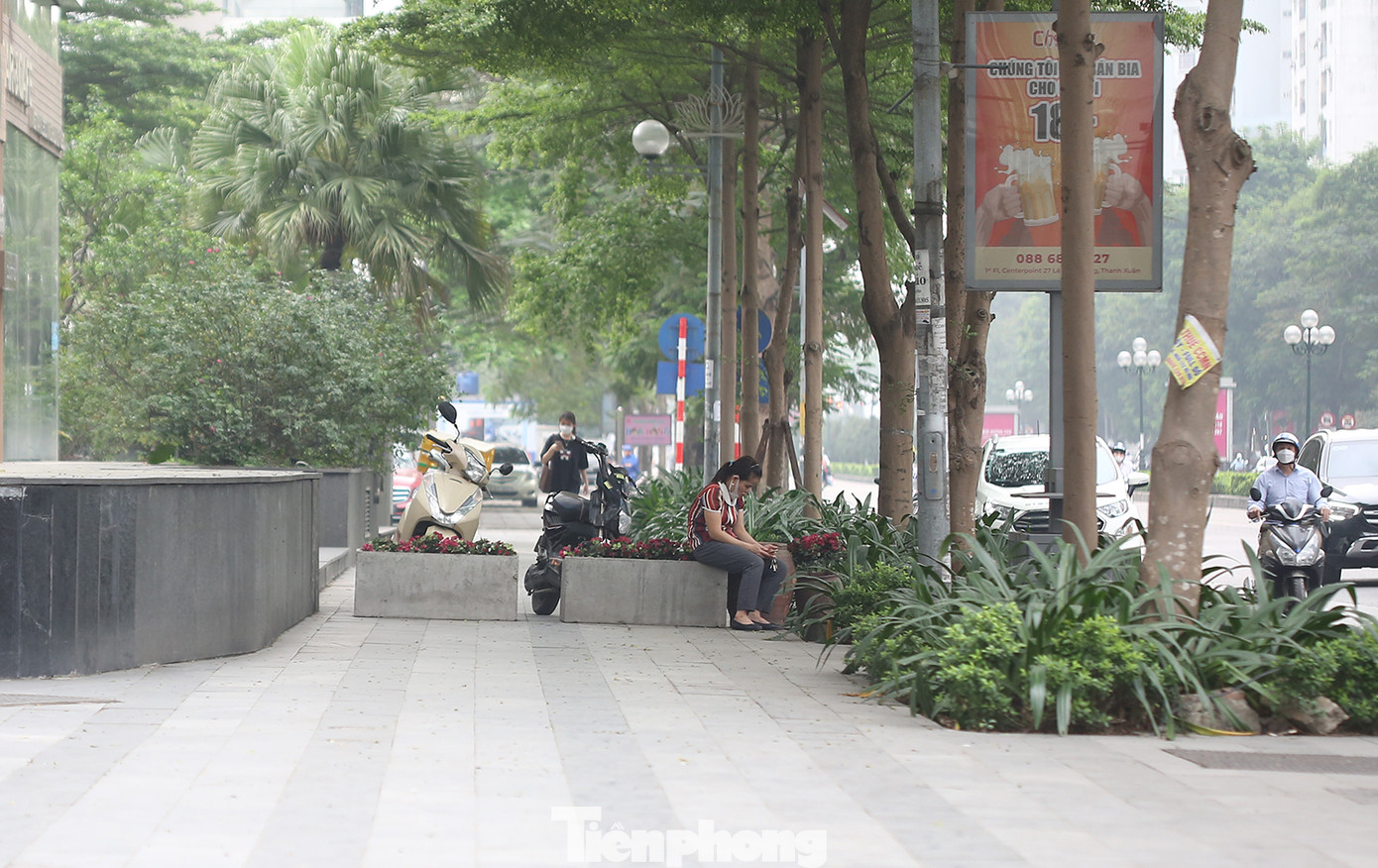 Chướng ngại vật trên vỉa hè trên đường Lê Văn Lương.