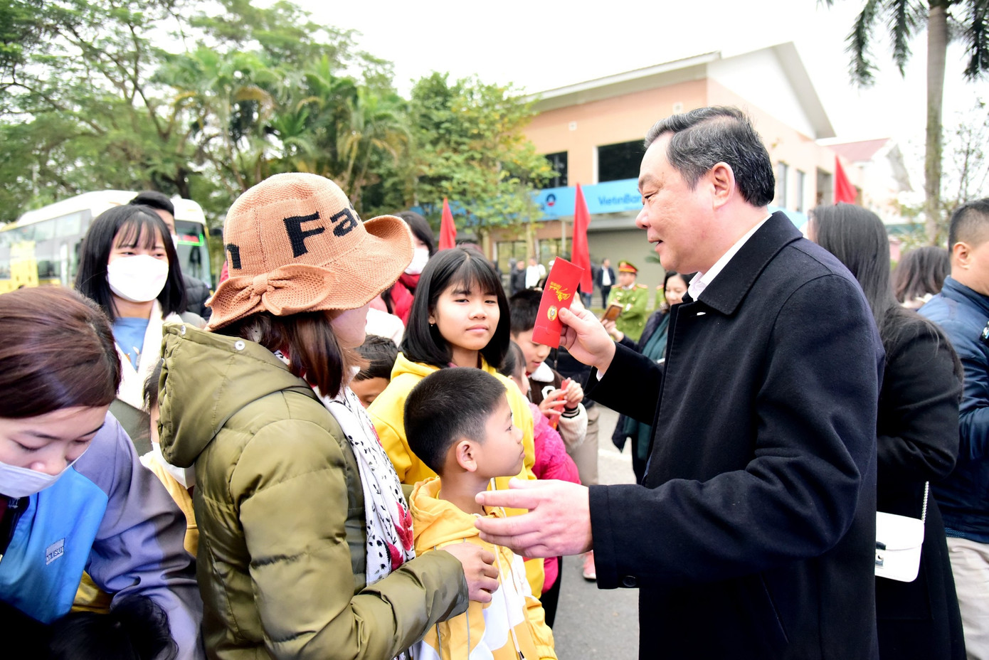 Phó Chủ tịch Thường trực UBND thành phố Hà Nội Lê Hồng Sơn tặng quà động viên công nhân lao động tại chương trình. Ảnh: PV Phó Chủ tịch Thường trực UBND thành phố Hà Nội Lê Hồng Sơn tặng quà động viên công nhân lao động tại chương trình. Ảnh: PV