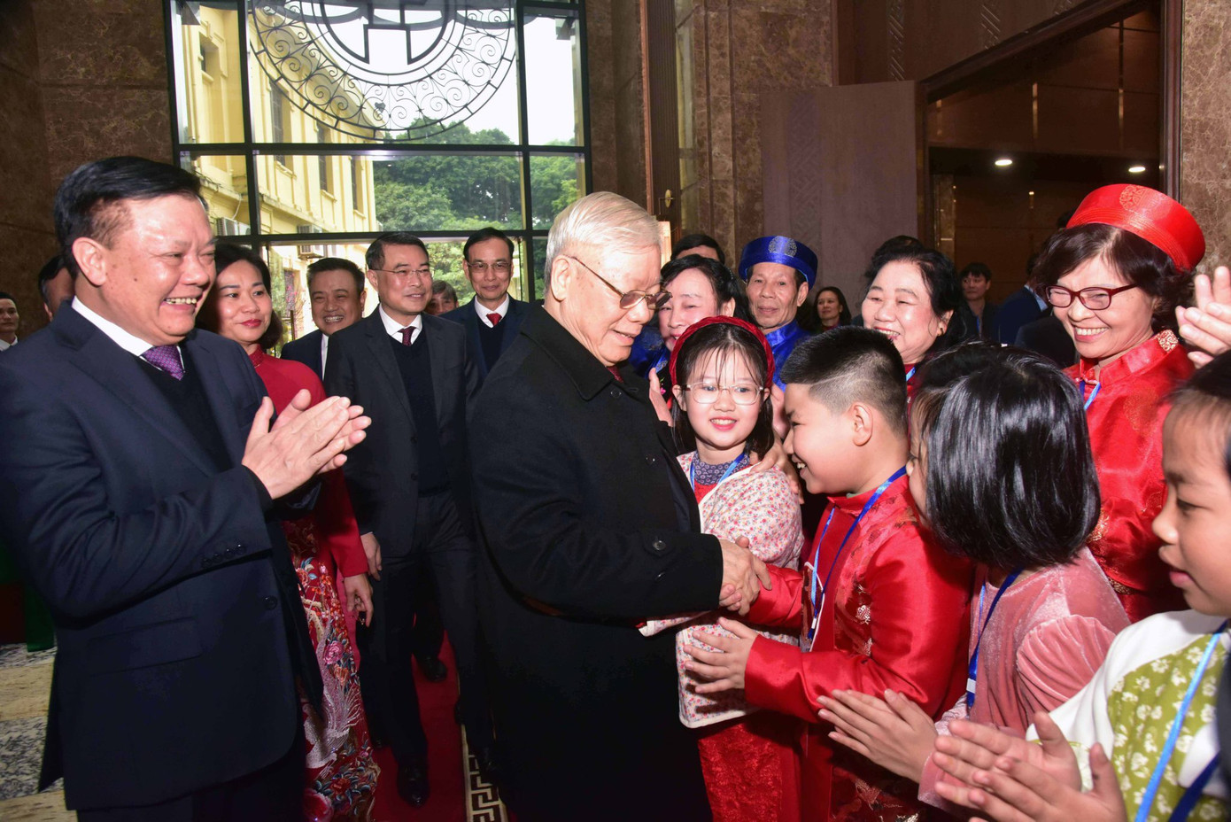 Tổng Bí thư Nguyễn Phú Trọng và các em nhỏ Hà Nội (Ảnh: PV).