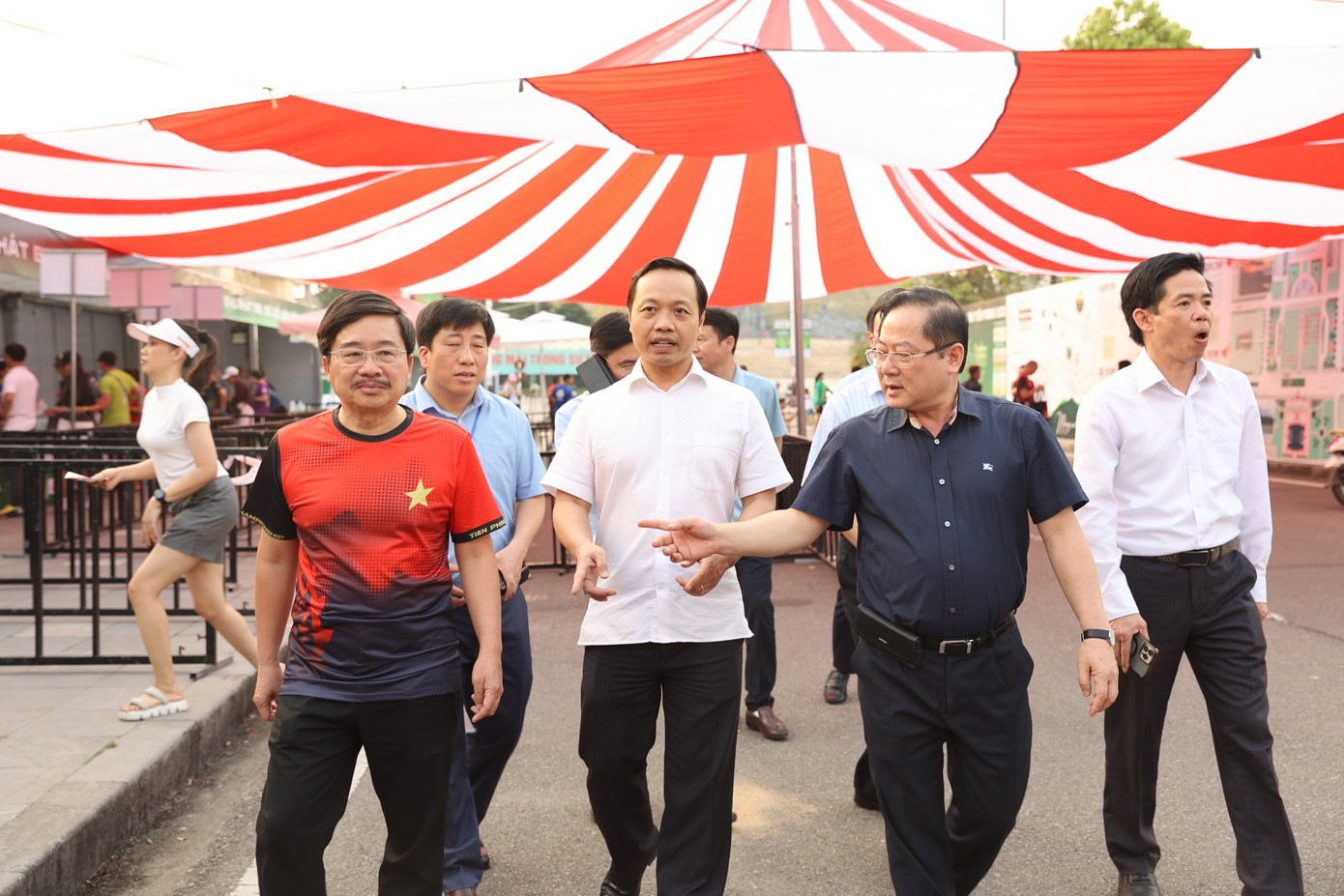 Tổng Biên tập báo Tiền Phong Lê Xuân Sơn (thứ hai từ phải sang) trao đổi về công tác tổ chức giải Tiền Phong Marathon với Chủ tịch UBND tỉnh Lai Châu.