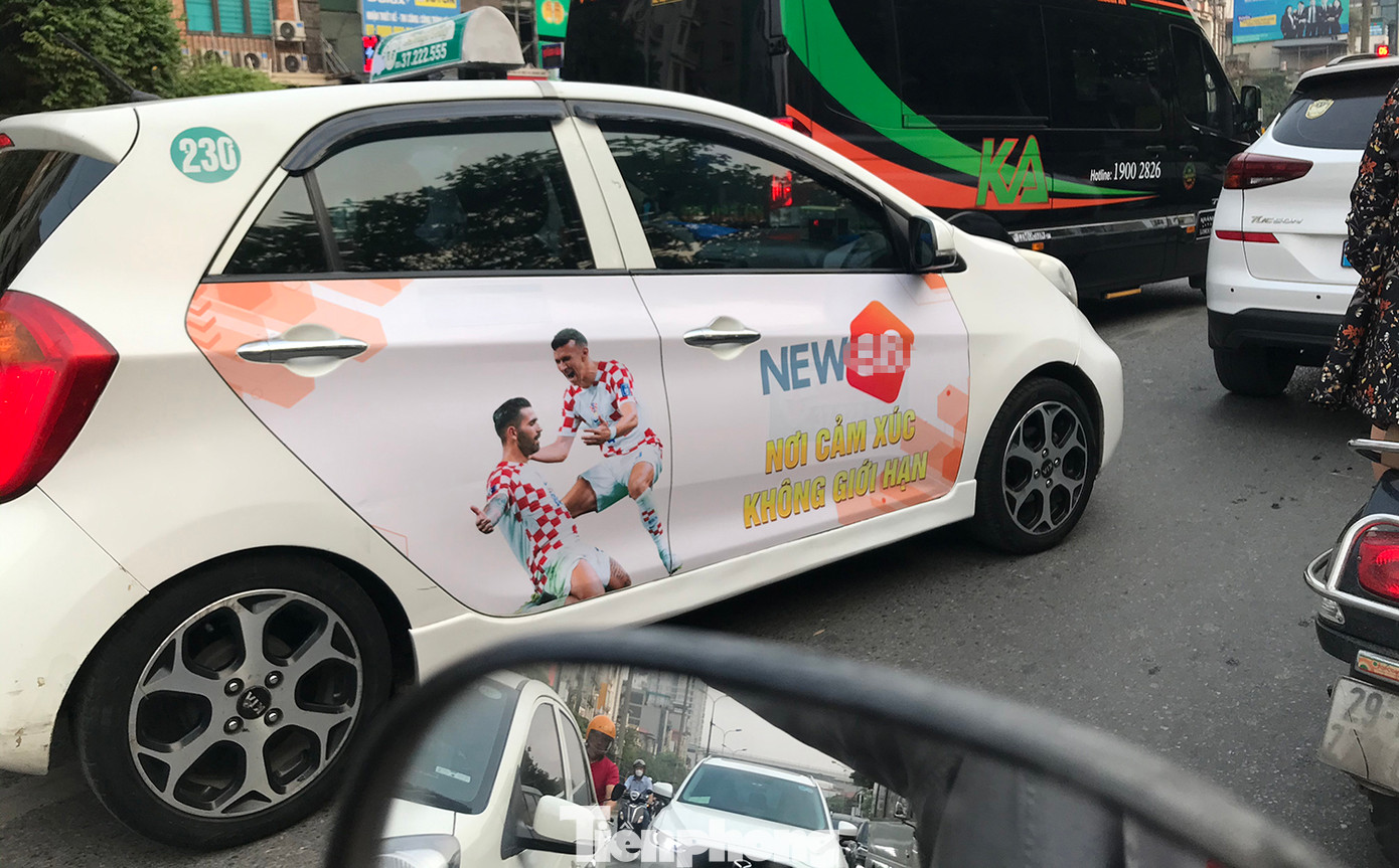 Xe taxi ở Hà Nội ngang nhiên dán quảng cáo logo của trang web liên quan đến cá độ.