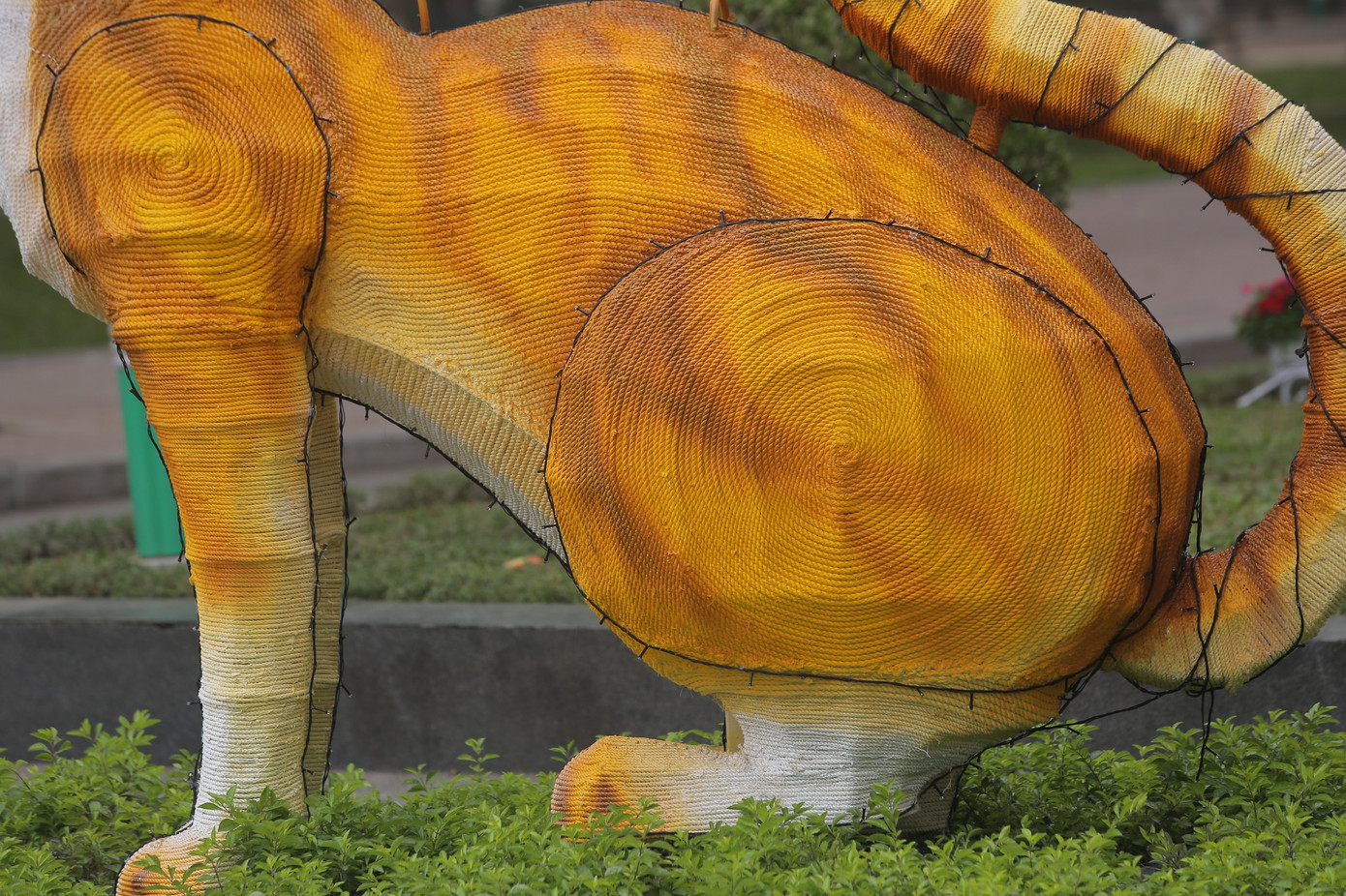 Linh vật này được làm bằng mô hình, quấn ngoài bằng dây thừng để tạo hình, có kết hợp đèn chiếu sáng.