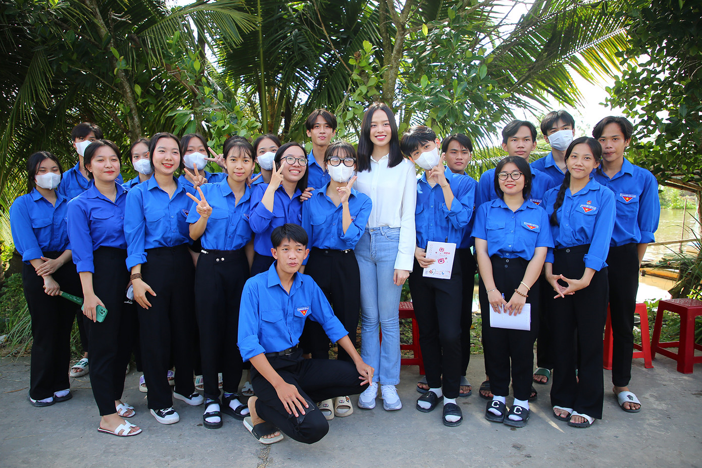 Sau chương trình, các đoàn viên, thanh niên chụp ảnh cùng hoa hậu.