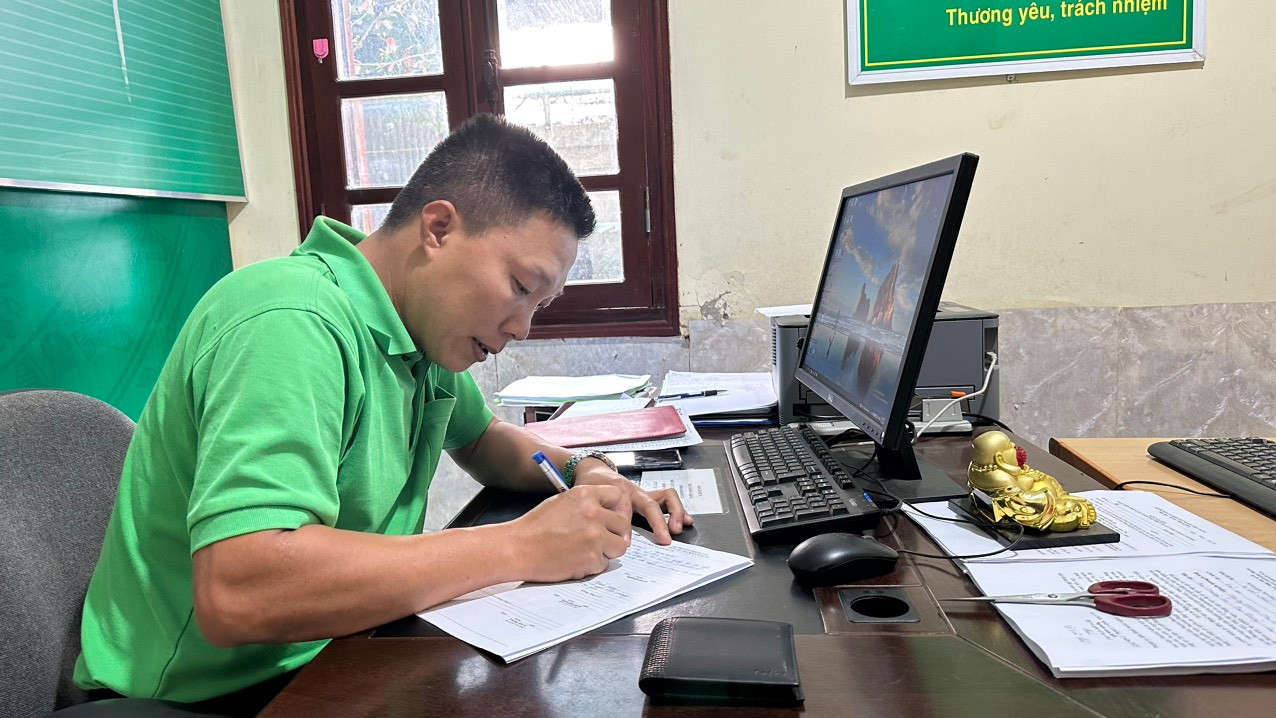 Đại diện hãng taxi Mai Linh lập biên bản trả lại ví cho khách hàng V.Q.H. Ảnh: PV