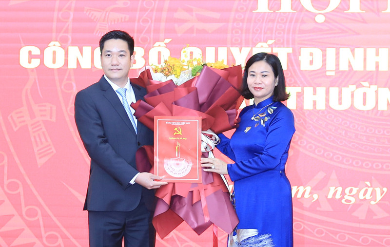 Phó Bí thư Thường trực Thành uỷ Hà Nội Nguyễn Thị Tuyến trao quyết định và tặng hoa chúc mừng ông Nguyễn Huy Cường. Ảnh: PV Phó Bí thư Thường trực Thành uỷ Hà Nội Nguyễn Thị Tuyến trao quyết định và tặng hoa chúc mừng ông Nguyễn Huy Cường. Ảnh: PV