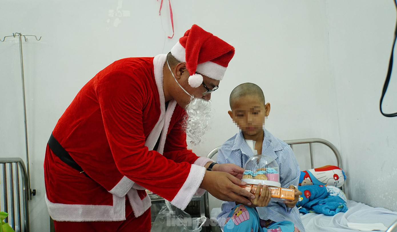 Ông già Noel mang theo quà đến từng giường bệnh trao tặng cho các bệnh nhi.