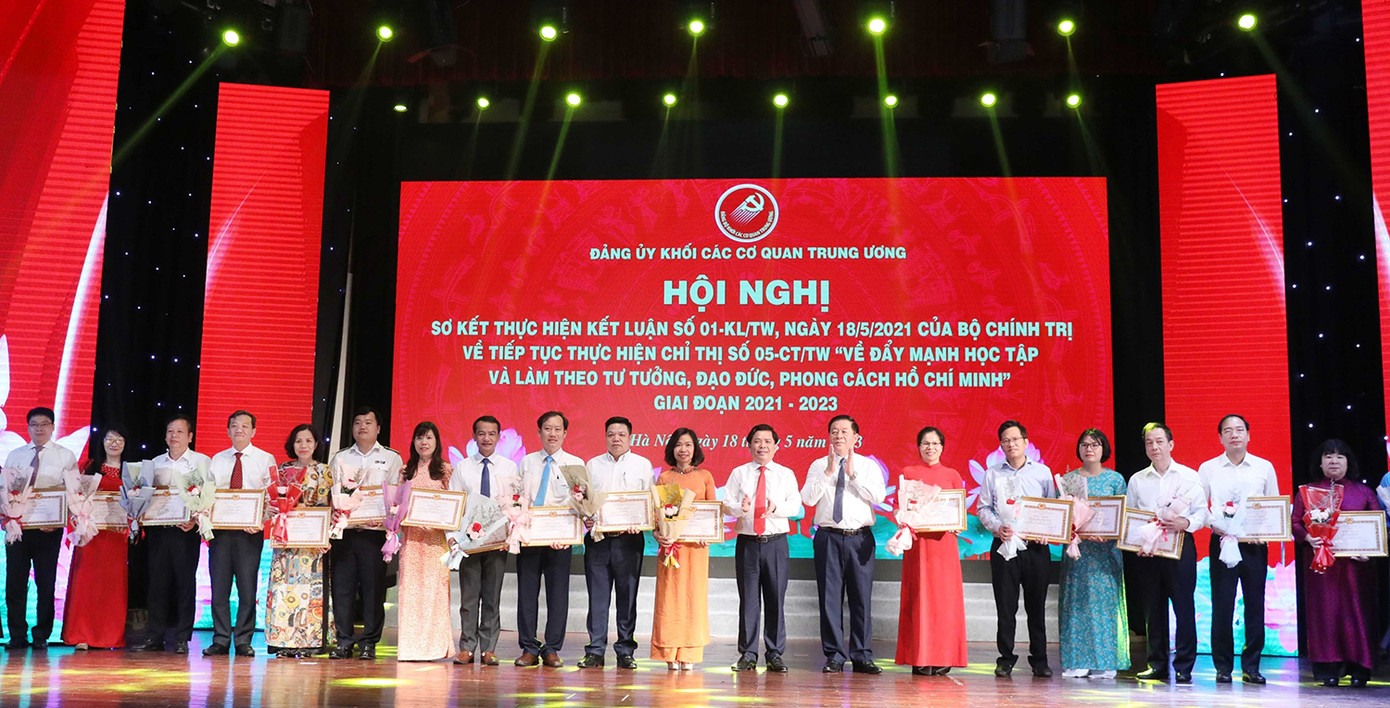 Trưởng ban Tuyên giáo T.Ư Nguyễn Trọng Nghĩa và Bí thư Đảng uỷ Khối các cơ quan T.Ư Nguyễn Văn Thể trao bằng khen cho các tập thể tiêu biểu, đạt thành tích xuất sắc trong học tập và làm theo Bác giai đoạn 2021 – 2023. Ảnh: PV.