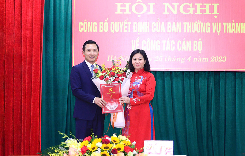 Phó Bí thư Thường trực Thành uỷ Hà Nội Nguyễn Thị Tuyến trao quyết định và chúc mừng ông Doãn Trung Tuấn. (Ảnh: PV) Phó Bí thư Thường trực Thành uỷ Hà Nội Nguyễn Thị Tuyến trao quyết định và chúc mừng ông Doãn Trung Tuấn. (Ảnh: PV)