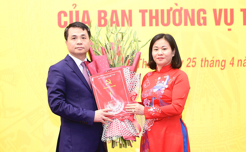 Phó Bí thư Thường trực Thành uỷ Hà Nội Nguyễn Thị Tuyến trao quyết định và chúc mừng ông Lê Minh Đức. (Ảnh: PV) Phó Bí thư Thường trực Thành uỷ Hà Nội Nguyễn Thị Tuyến trao quyết định và chúc mừng ông Lê Minh Đức. (Ảnh: PV)