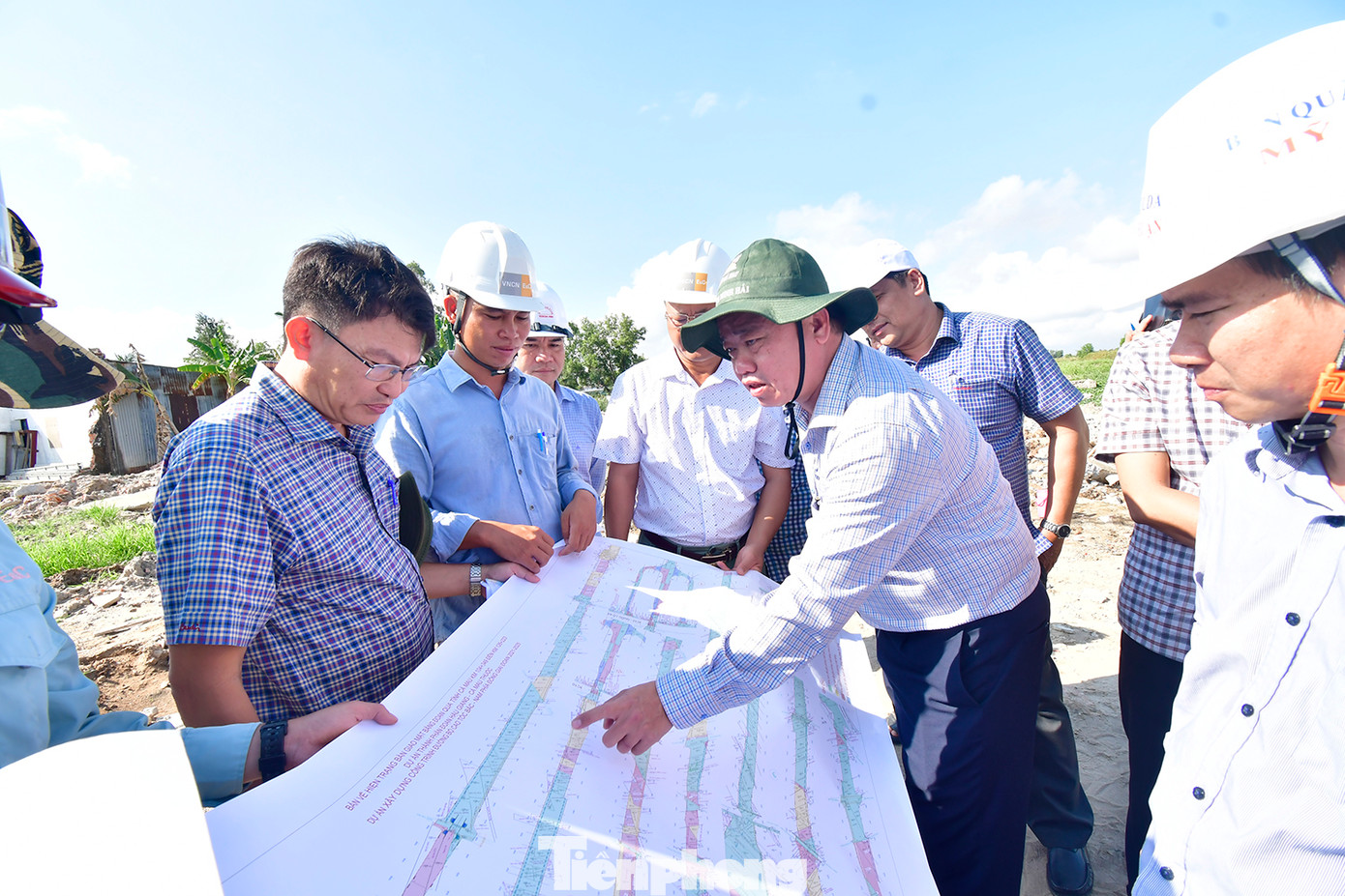 Chủ tịch UBND tỉnh Cà Mau Huỳnh Quốc Việt kiểm tra tiến độ giải phóng mặt bằng dự án cao tốc Cần Thơ - Cà Mau đi qua địa bàn tỉnh. Ảnh: Tân Lộc.