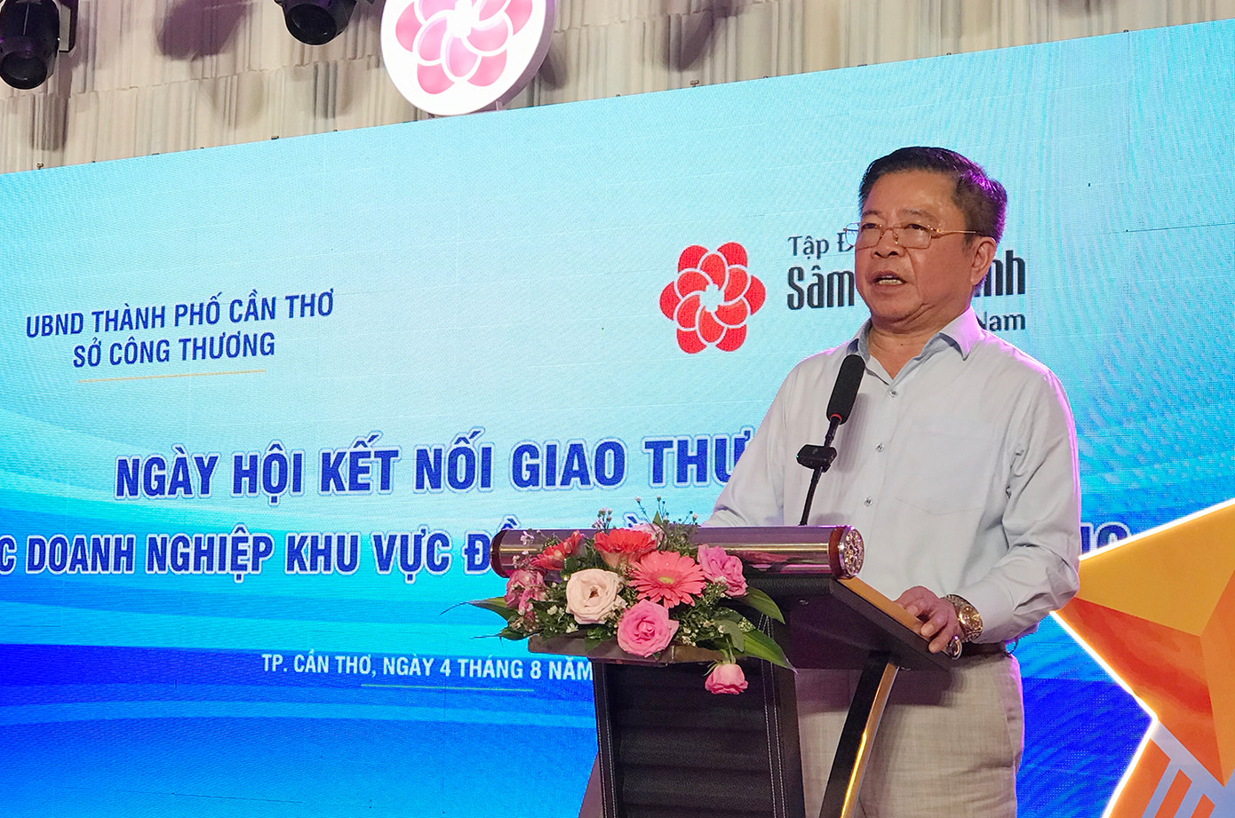 Ông Võ Kim Cự thay mặt lãnh đạo Công ty Cổ phần Tập đoàn Y dược sâm Ngọc Linh phát biểu tại chương trình. Ảnh: PV.