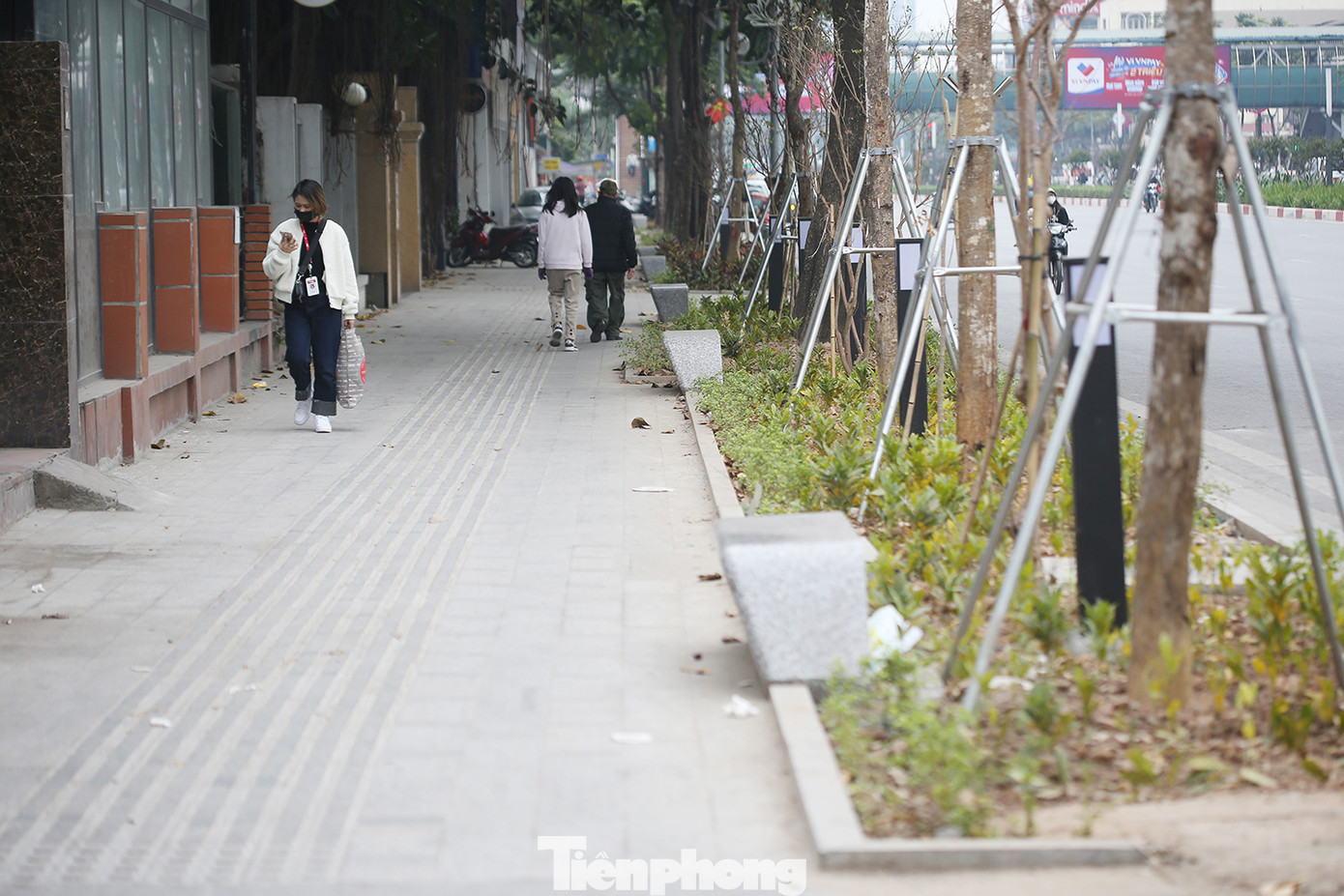 Vỉa hè được bố trí làn đi bộ hợp lý. Ảnh: Trường Phong