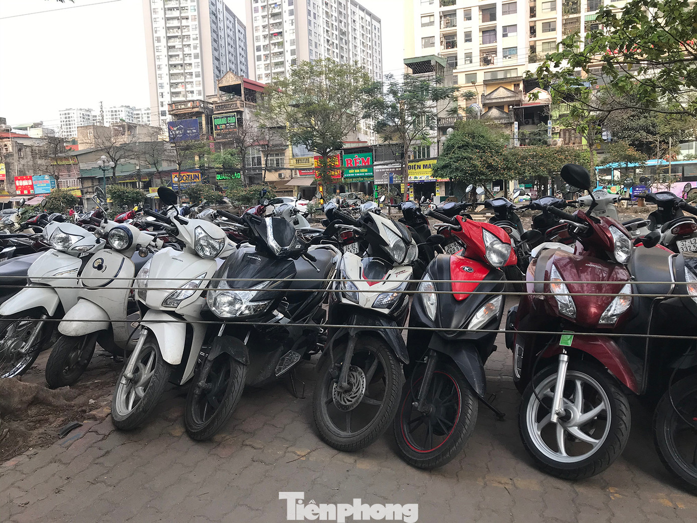 Bãi trông giữ xe máy dài hàng trăm mét trên vỉa hè đầu đường Tam Trinh, đoạn trước tòa nhà VTC Online. Ảnh: Trường Phong Bãi trông giữ xe máy dài hàng trăm mét trên vỉa hè đầu đường Tam Trinh, đoạn trước tòa nhà VTC Online. Ảnh: Trường Phong