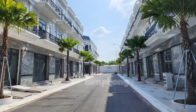 Bên trong khu phố Khang Thị. Ảnh: Cảnh Kỳ.