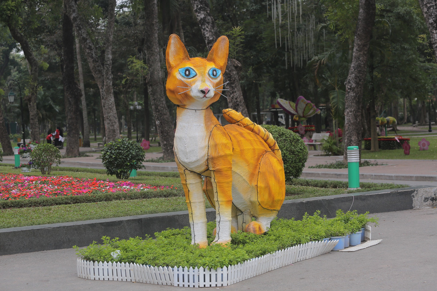 Nhiều người cho rằng, phần miệng của linh vật không giống mèo. Ảnh: Duy Phạm