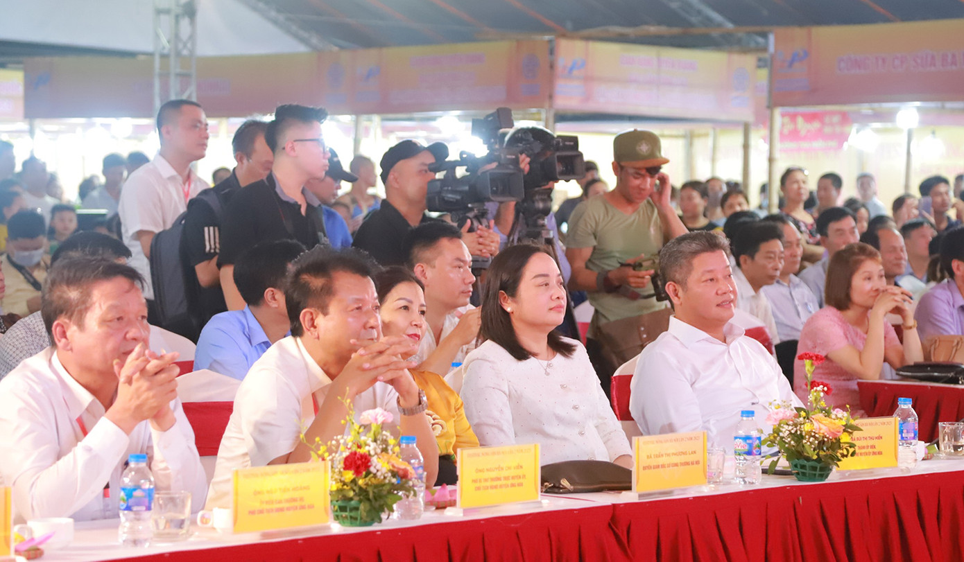 Các đại biểu dự lễ khai mạc tối 21/7. Ảnh: PV. Các đại biểu dự lễ khai mạc tối 21/7. Ảnh: PV.