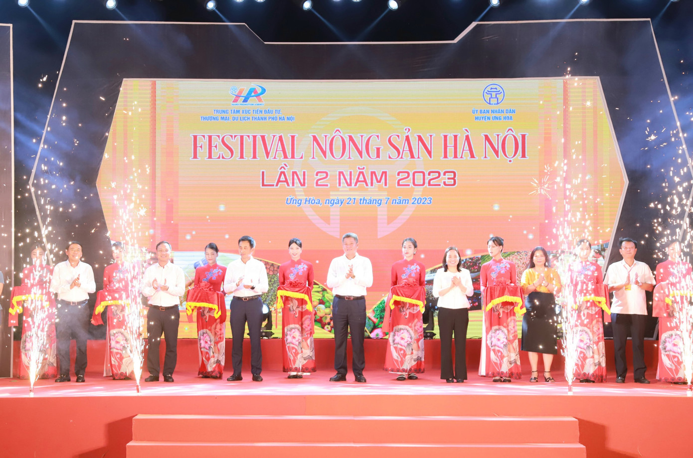 Phó Chủ tịch UBND thành phố Hà Nội Nguyễn Mạnh Quyền, lãnh đạo huyện Ứng Hoà và các đại biểu thực hiện nghi thức khai mạc Festival. Ảnh: PV. Phó Chủ tịch UBND thành phố Hà Nội Nguyễn Mạnh Quyền, lãnh đạo huyện Ứng Hoà và các đại biểu thực hiện nghi thức khai mạc Festival. Ảnh: PV.