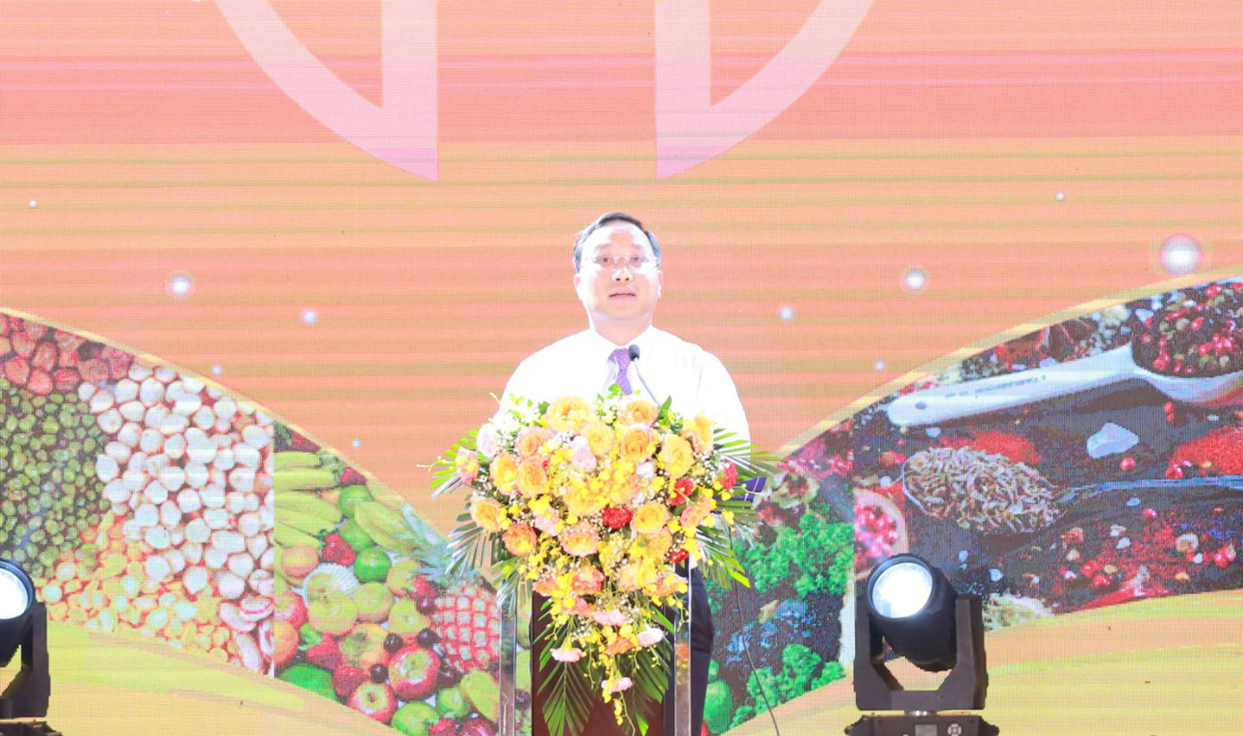 Chủ tịch UBND huyện Ứng Hoà Nguyễn Tiến Thiết phát biểu tại lễ khai mạc. Ảnh: PV. Chủ tịch UBND huyện Ứng Hoà Nguyễn Tiến Thiết phát biểu tại lễ khai mạc. Ảnh: PV.