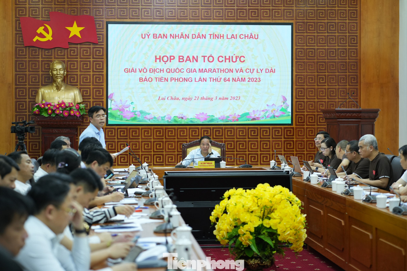 Đại diện lãnh đạo sở, ngành tỉnh Lai Châu báo cáo tại cuộc họp. Ảnh: Như Ý