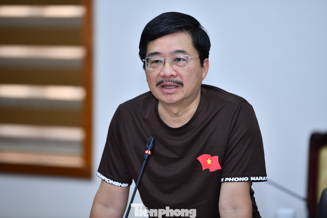 Nhà báo Vũ Tiến - Phó Tổng Biên tập báo Tiền Phong, Phó trưởng Ban tổ chức giải Vô địch Quốc gia Marathon và cự ly dài báo Tiền Phong năm 2023 phát biểu tại cuộc họp. Ảnh: Như Ý