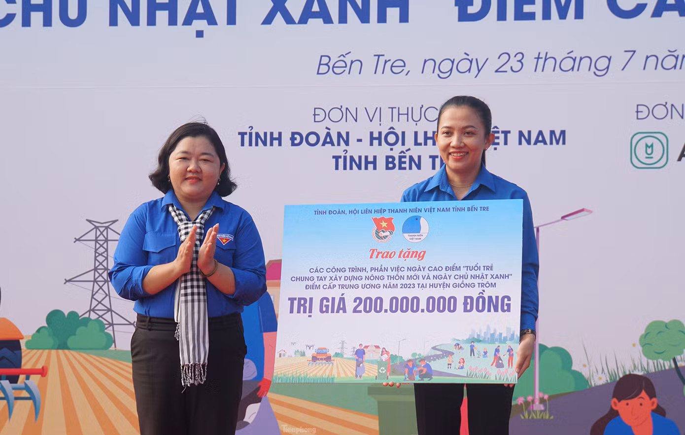 Chị Lâm Như Quỳnh, Bí thư Tỉnh Đoàn Bến Tre trao tặng nguồn lực cho Huyện Đoàn Giồng Trôm. Ảnh: Hòa Hội Chị Lâm Như Quỳnh, Bí thư Tỉnh Đoàn Bến Tre trao tặng nguồn lực cho Huyện Đoàn Giồng Trôm. Ảnh: Hòa Hội